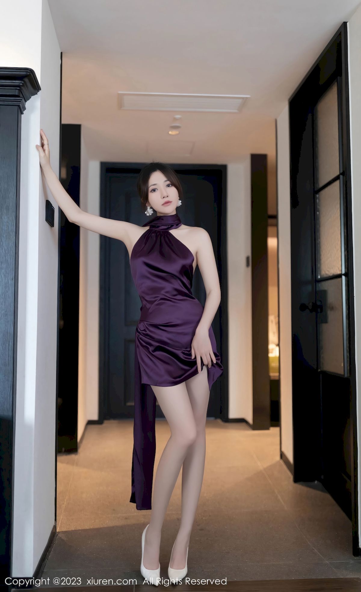 [XiuRen秀人网] No.7324 鱼子酱Fish – 紫色短裙+原色丝袜诱人写真-御萝岛屿