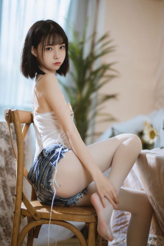 短发美女许岚LAN碎花半透上衣搭配牛仔短裤清凉写真 – 美女 –-御萝岛屿