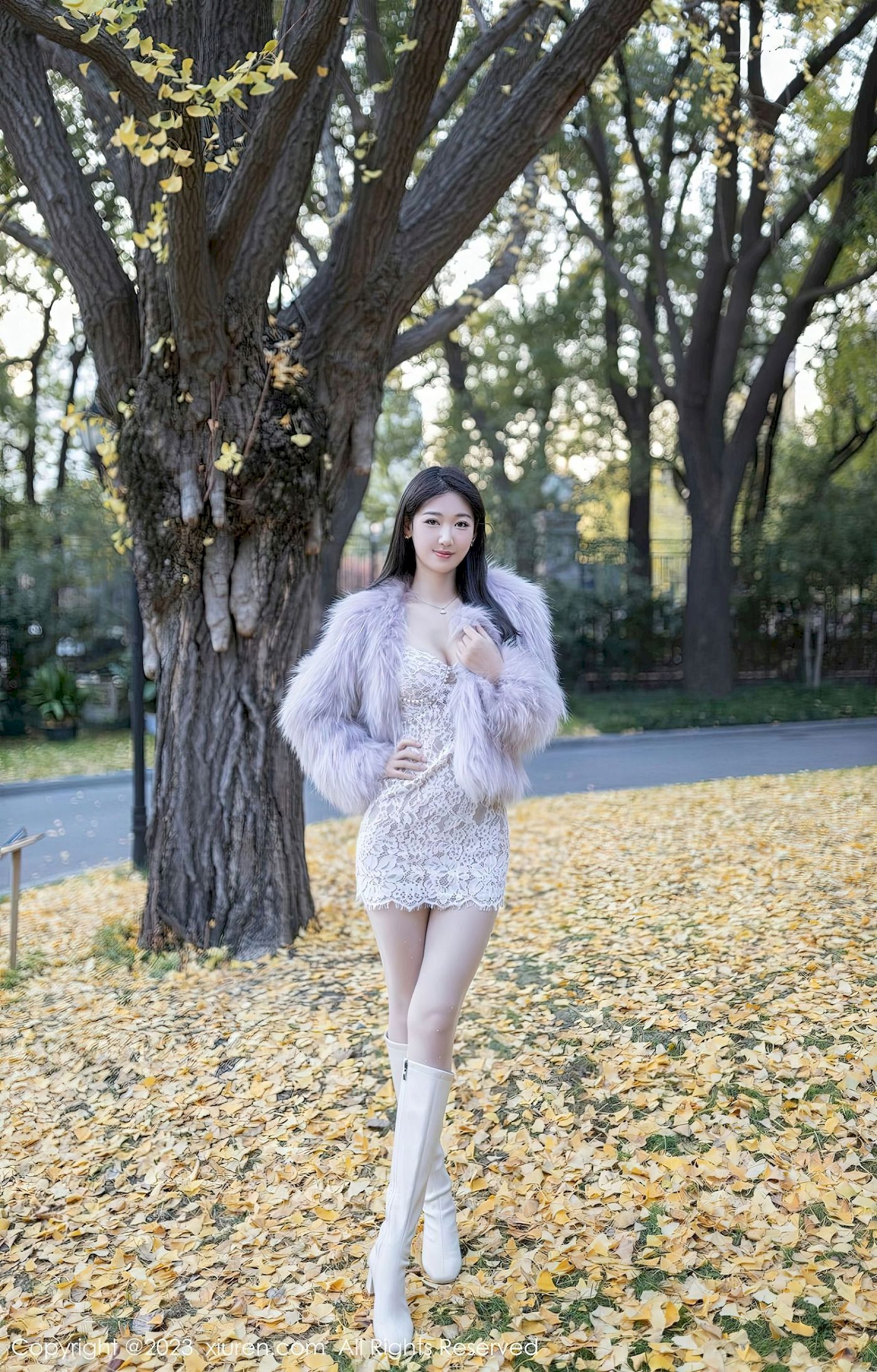 [秀人XiuRen] No.6331 唐安琪 – 白色短裙+白色丝袜性感写真-御萝岛屿