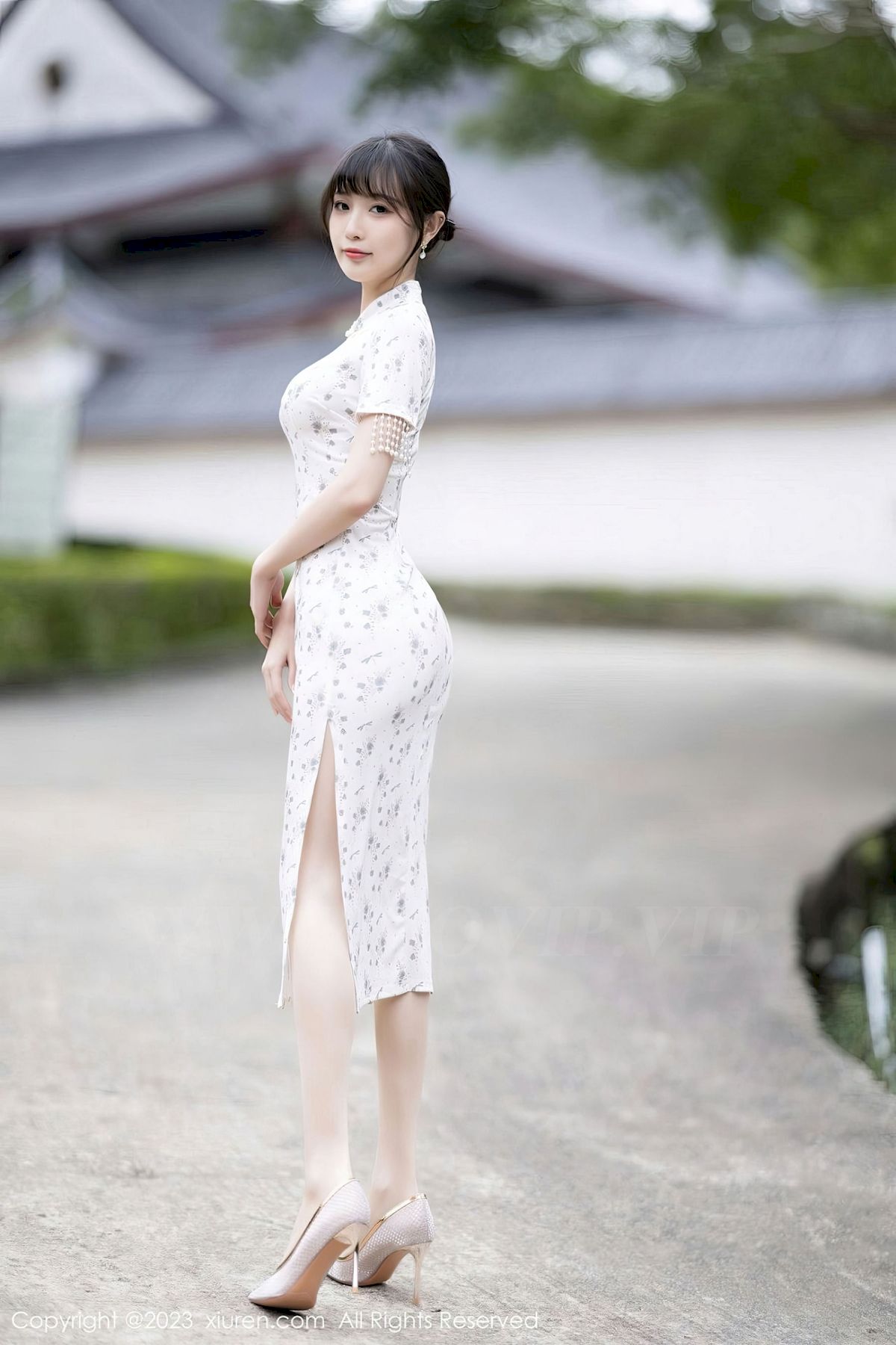 [XiuRen秀人网] No.6346 模特林星阑 – 浅色旗袍+丝袜美腿海南旅拍-御萝岛屿