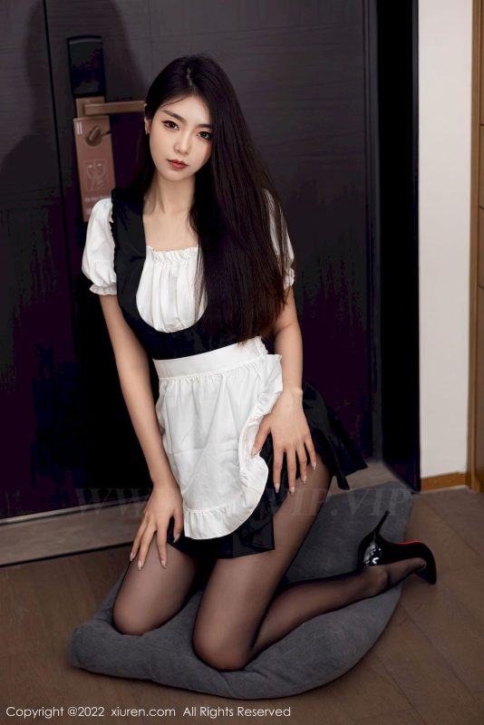 [秀人XiuRen] No.5706 模特可樂Vicky - 厨娘服饰+黑丝高跟鞋性感写真-御萝岛屿