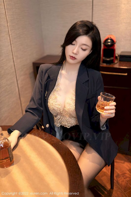 [秀人XiuRen] No.6051 模特安然anran - 职场OL+醉酒主题性感写真-御萝岛屿