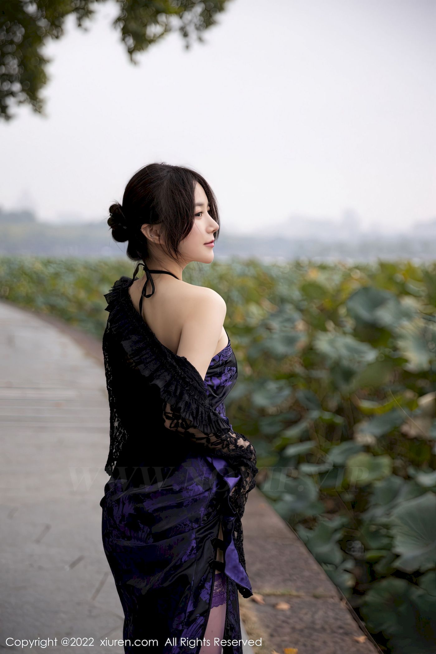 [秀人XiuRen] No.6074 模特鱼子酱Fish – 暗紫连衣裙+紫色丝袜迷人旅拍-御萝岛屿