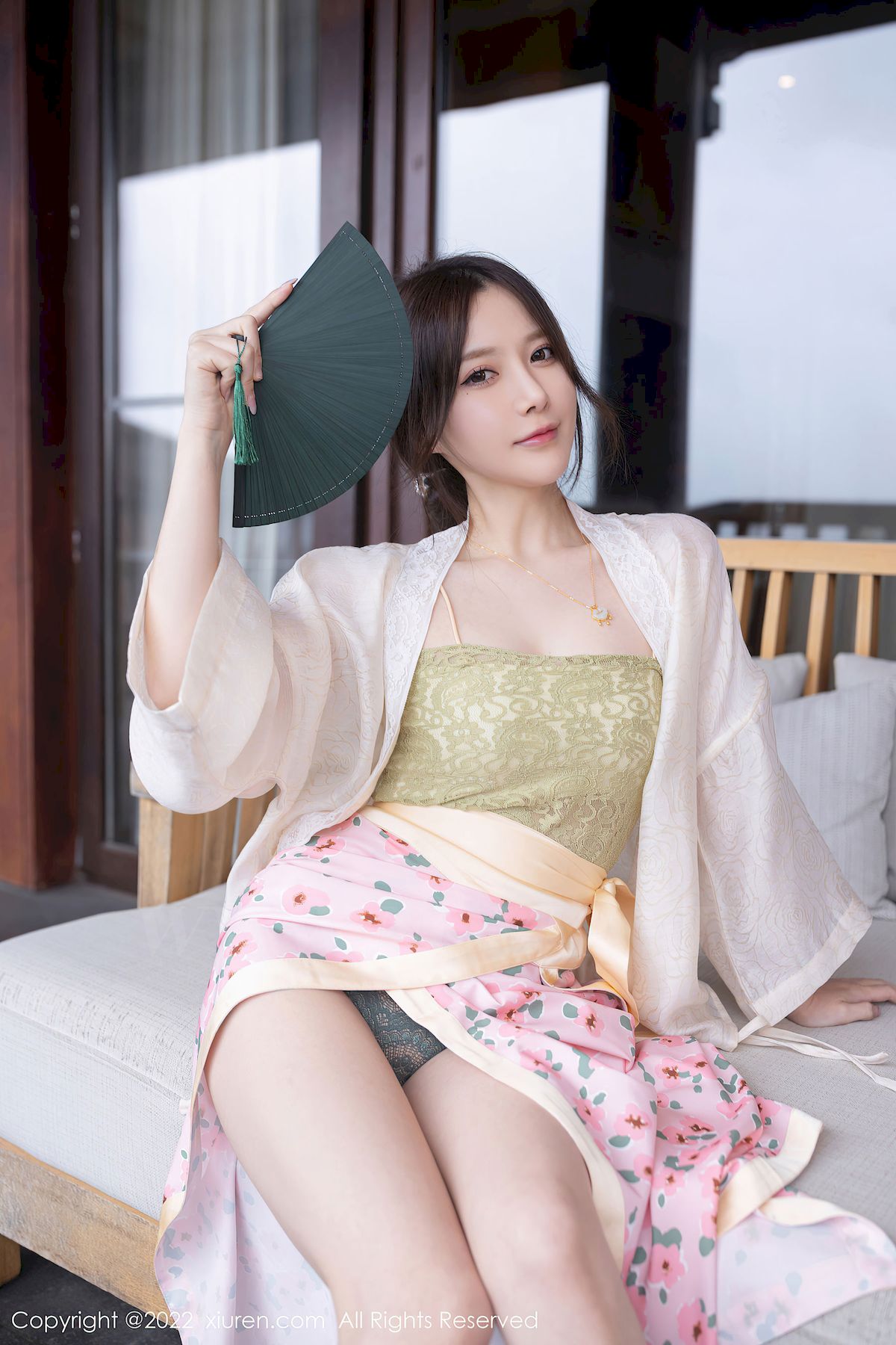 [秀人XiuRen] No.5130 模特鱼子酱Fish – 古装服饰+修长美腿云南旅拍-御萝岛屿