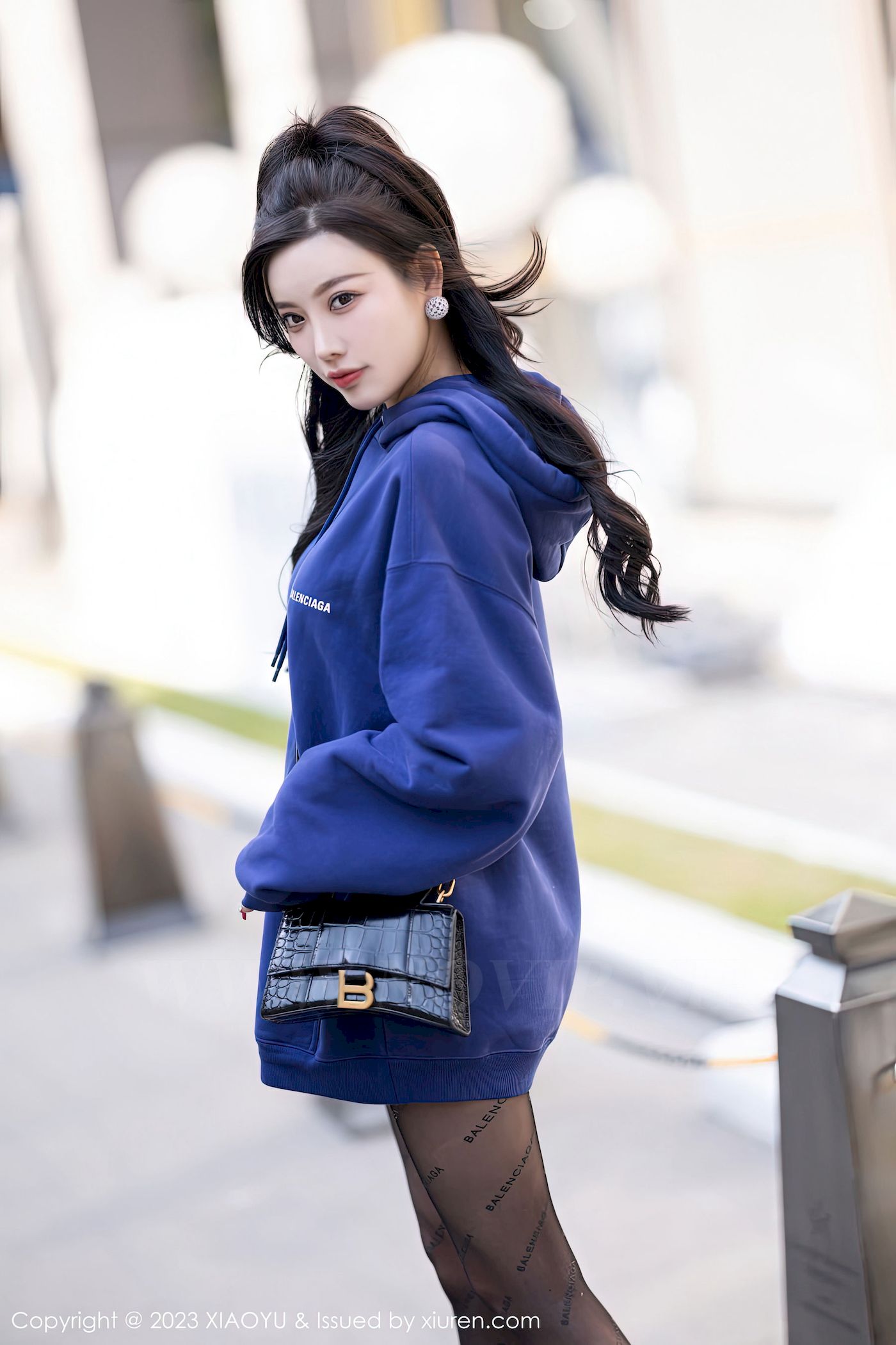 [语画界XIAOYU] Vol.946 女神杨晨晨Yome – 蓝色外套+魅惑黑丝私房写真-御萝岛屿