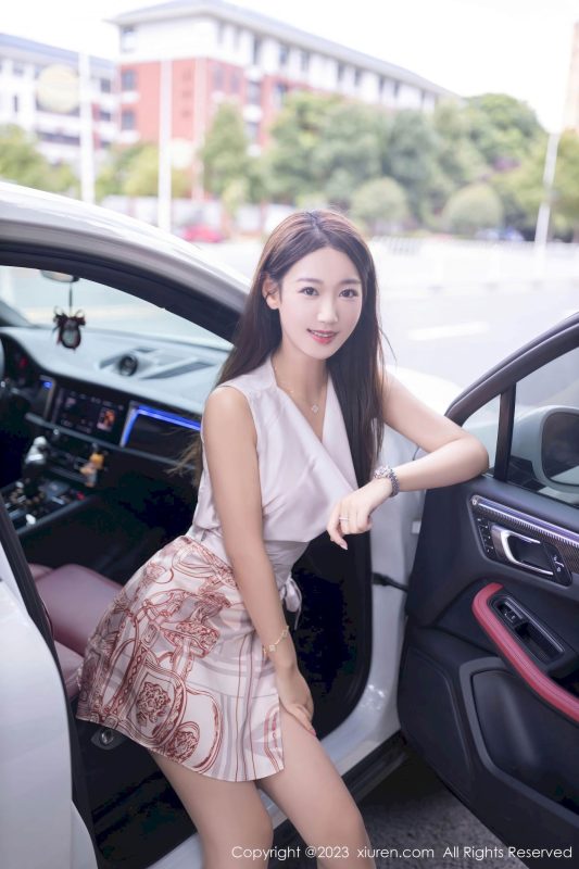 [秀人XiuRen] No.7264 唐安琪 - 淡粉上衣+诱人灰丝珠三角旅拍-御萝岛屿