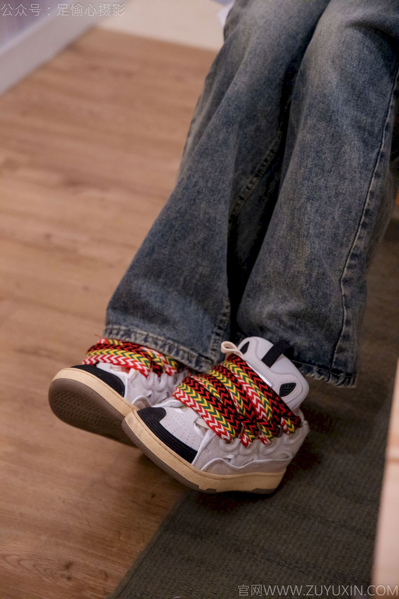 足愉心模特心凌红色上衣牛仔长裤裸足福利写真-御萝岛屿