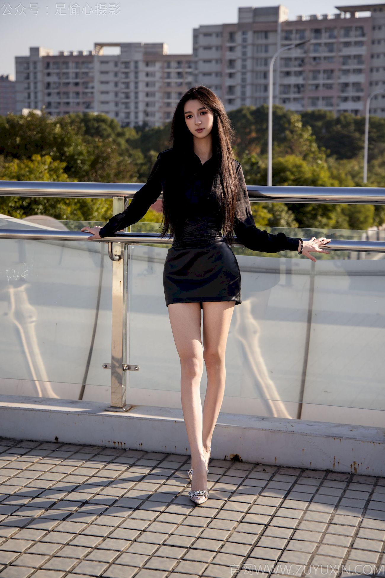 足愉心模特云悦黑衣美腿户外写真