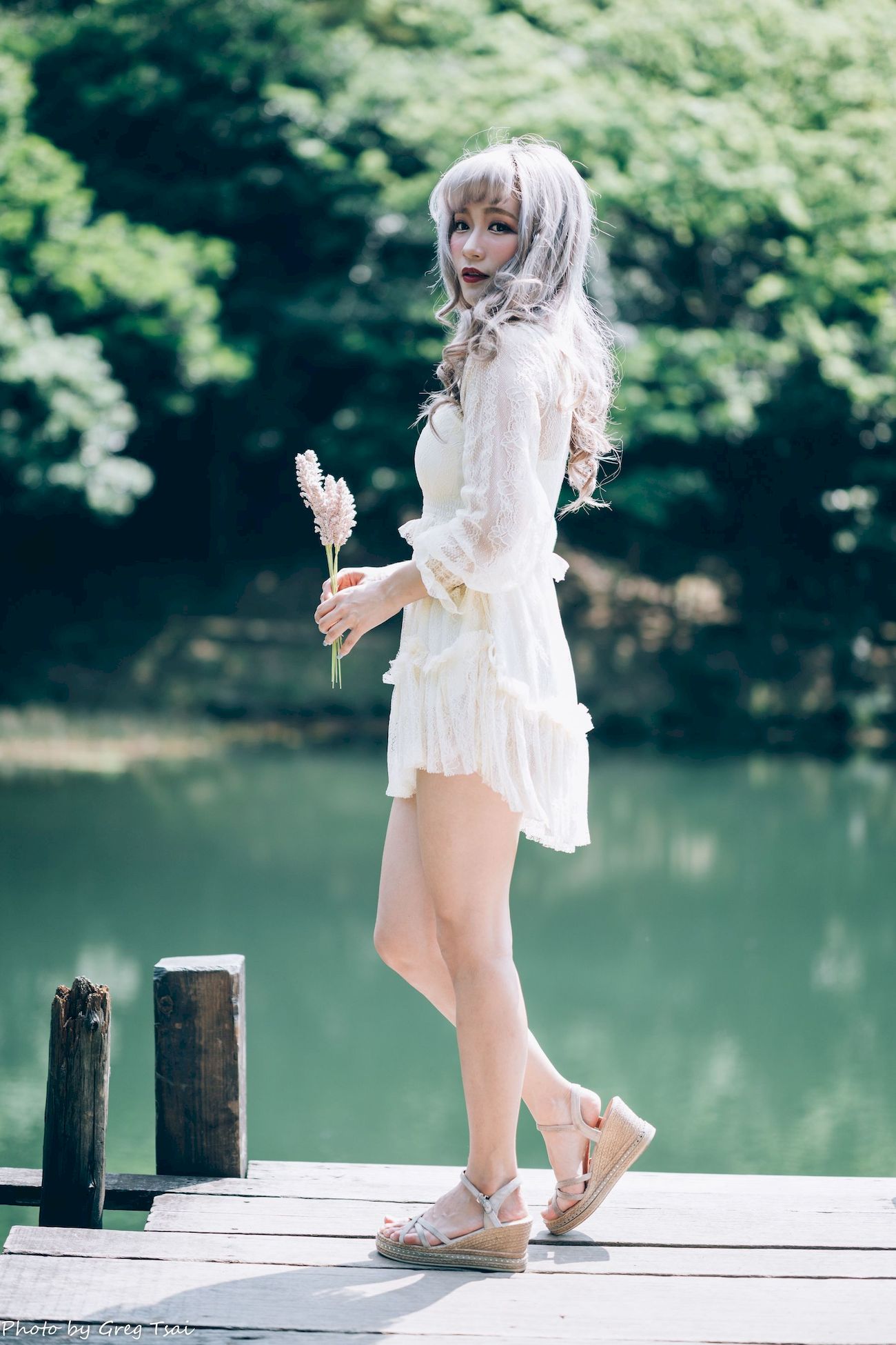 凯云白色蕾丝连衣裙浅色系穿搭梦湖主题写真-御萝岛屿