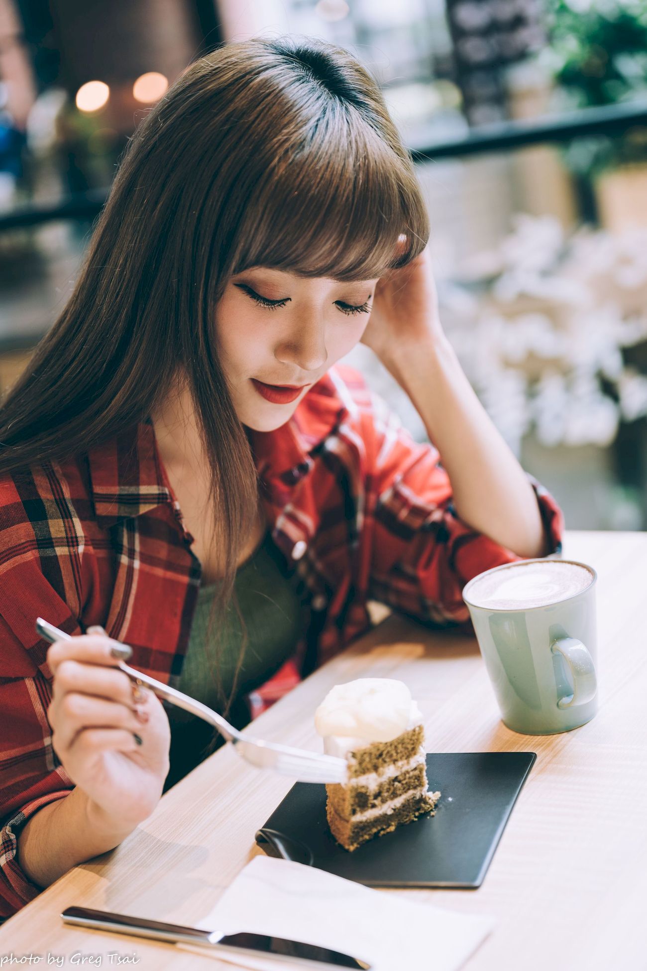 凯云户外咖啡馆‌身着‌红黑格纹衬衫松弛美学-御萝岛屿