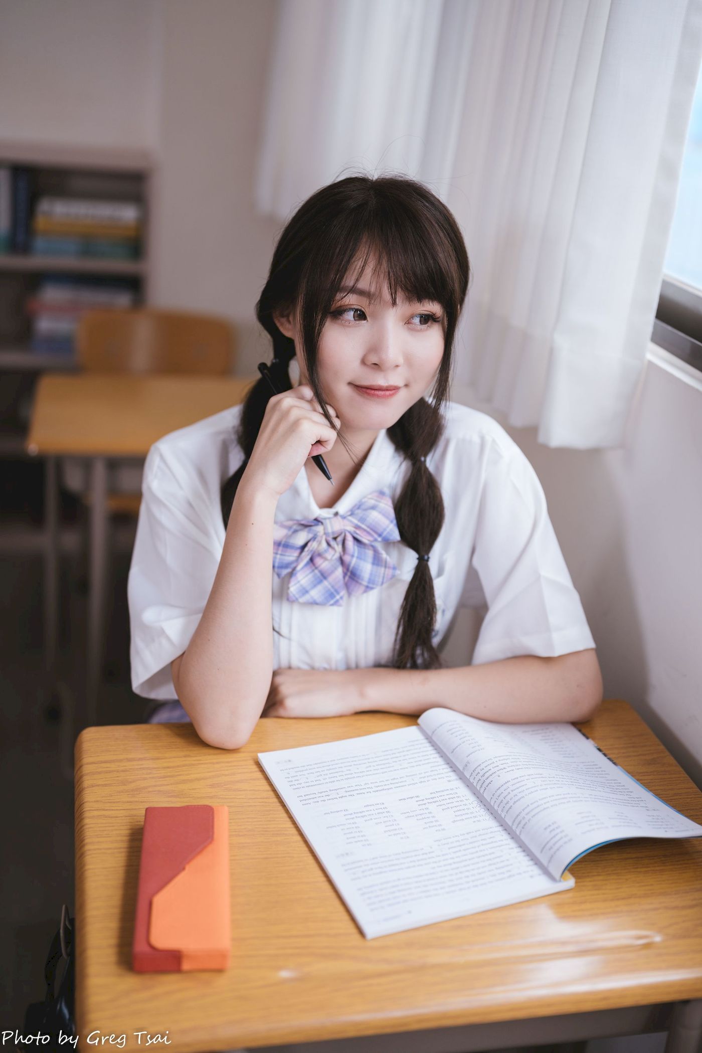 Ashley双马尾学生制服女友视角教室场景清纯写真-御萝岛屿