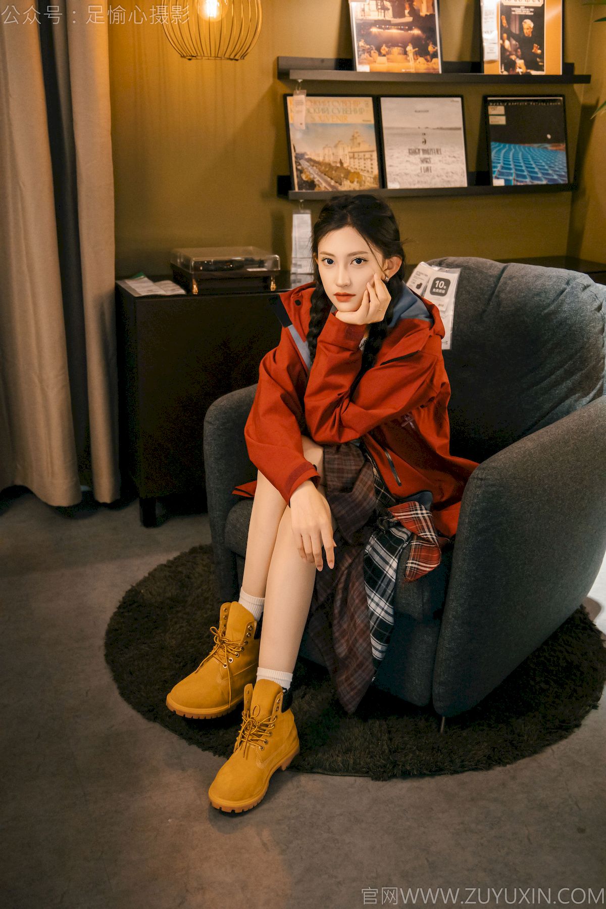 足愉心摄影模特可乐红色冲锋衣黑白格纹裙写真-御萝岛屿