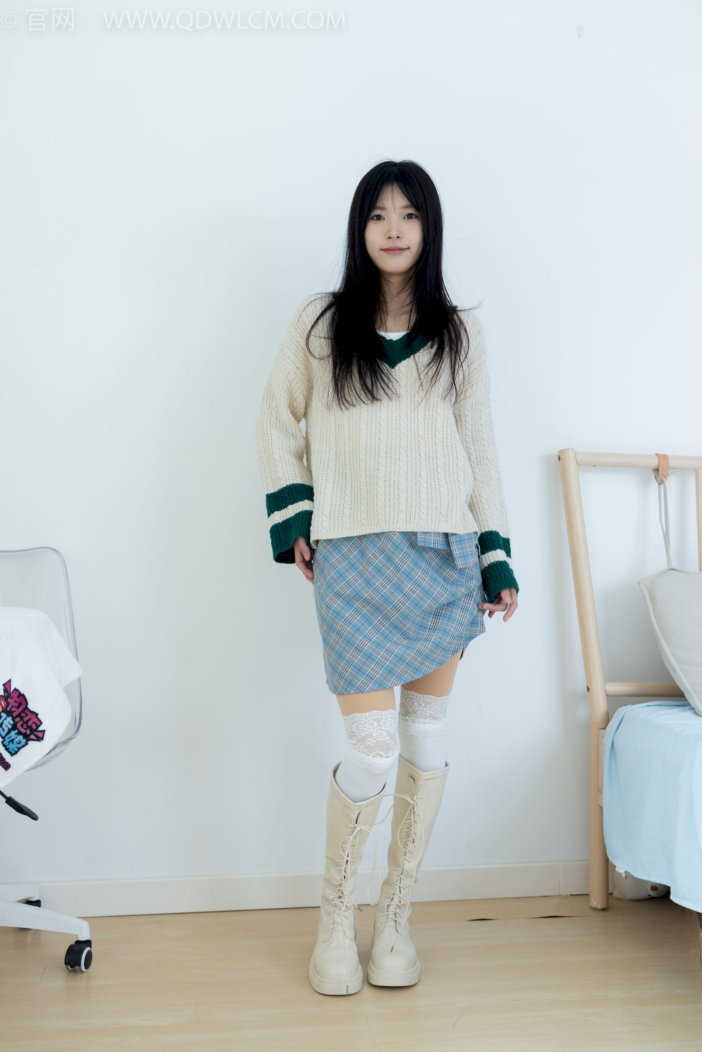 物恋传媒尤物茯苓素色毛衣过膝白棉袜私房写真-御萝岛屿