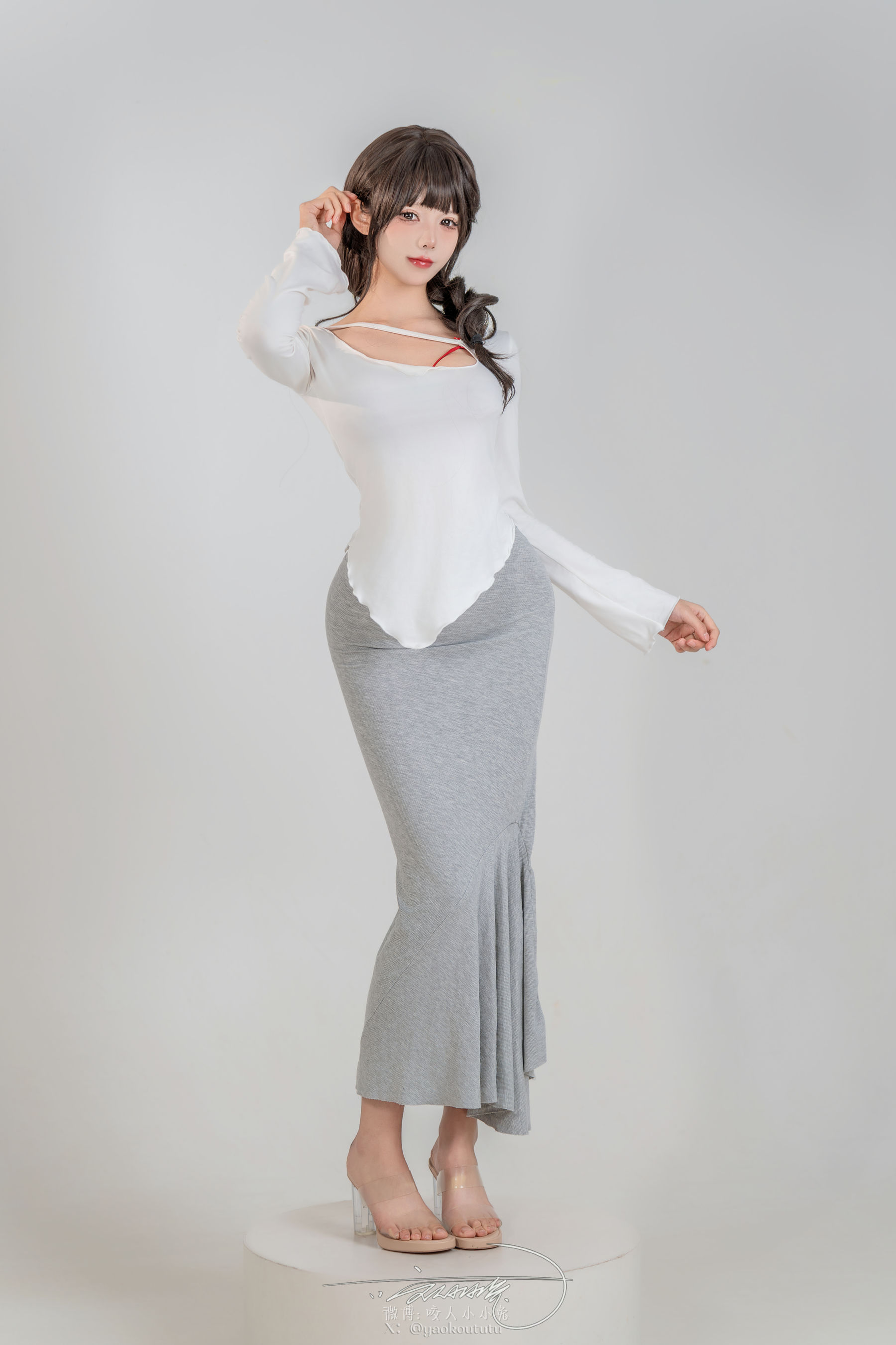 咬一口兔娘白色上衣灰色长裙傲人曲线阳光写真-御萝岛屿