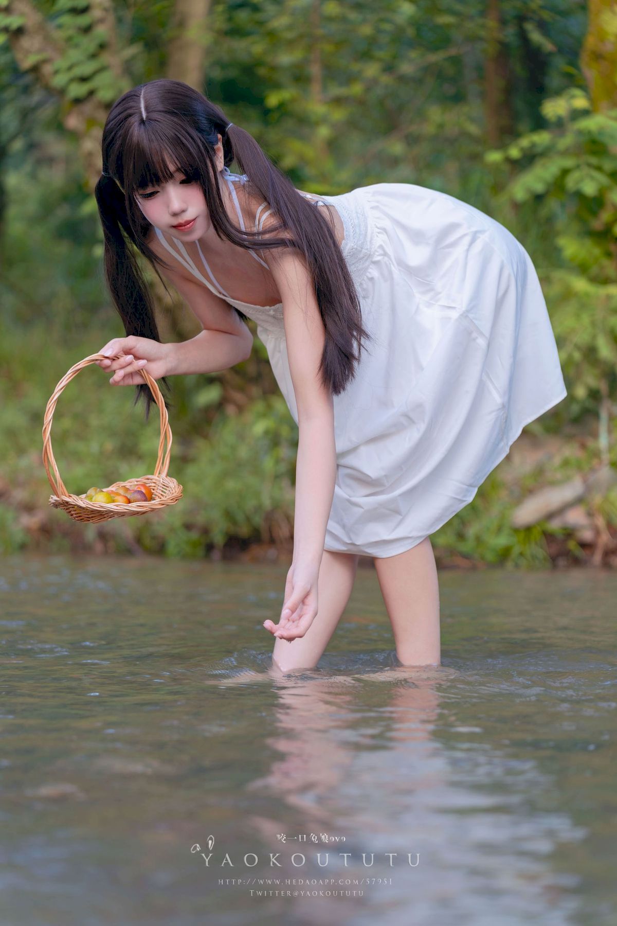 咬一口兔娘白裙双马尾清纯风溯溪之夏主题写真-御萝岛屿