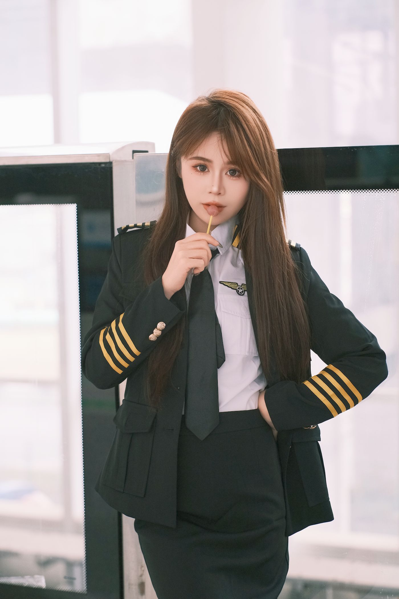 长发美女泡芙小方口含棒棒糖女警制服地铁站随拍-御萝岛屿