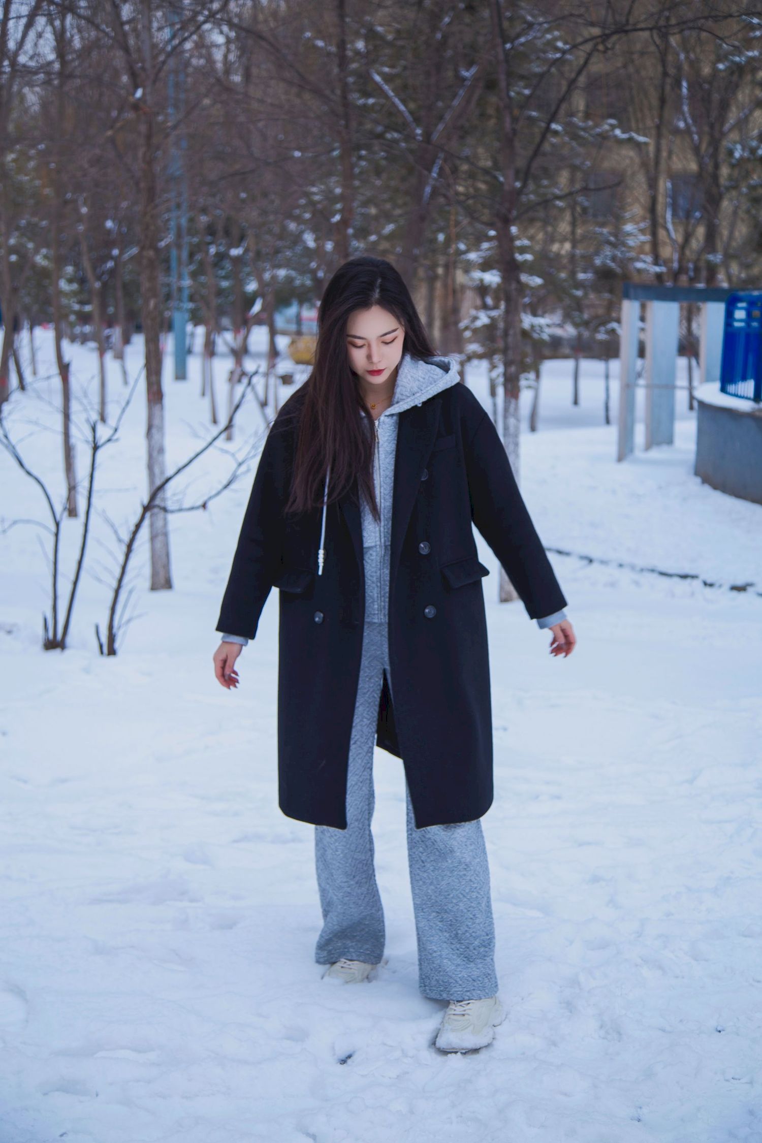织梦映像长发美女天寒地冻踏雪无痕雪景主题写真-御萝岛屿