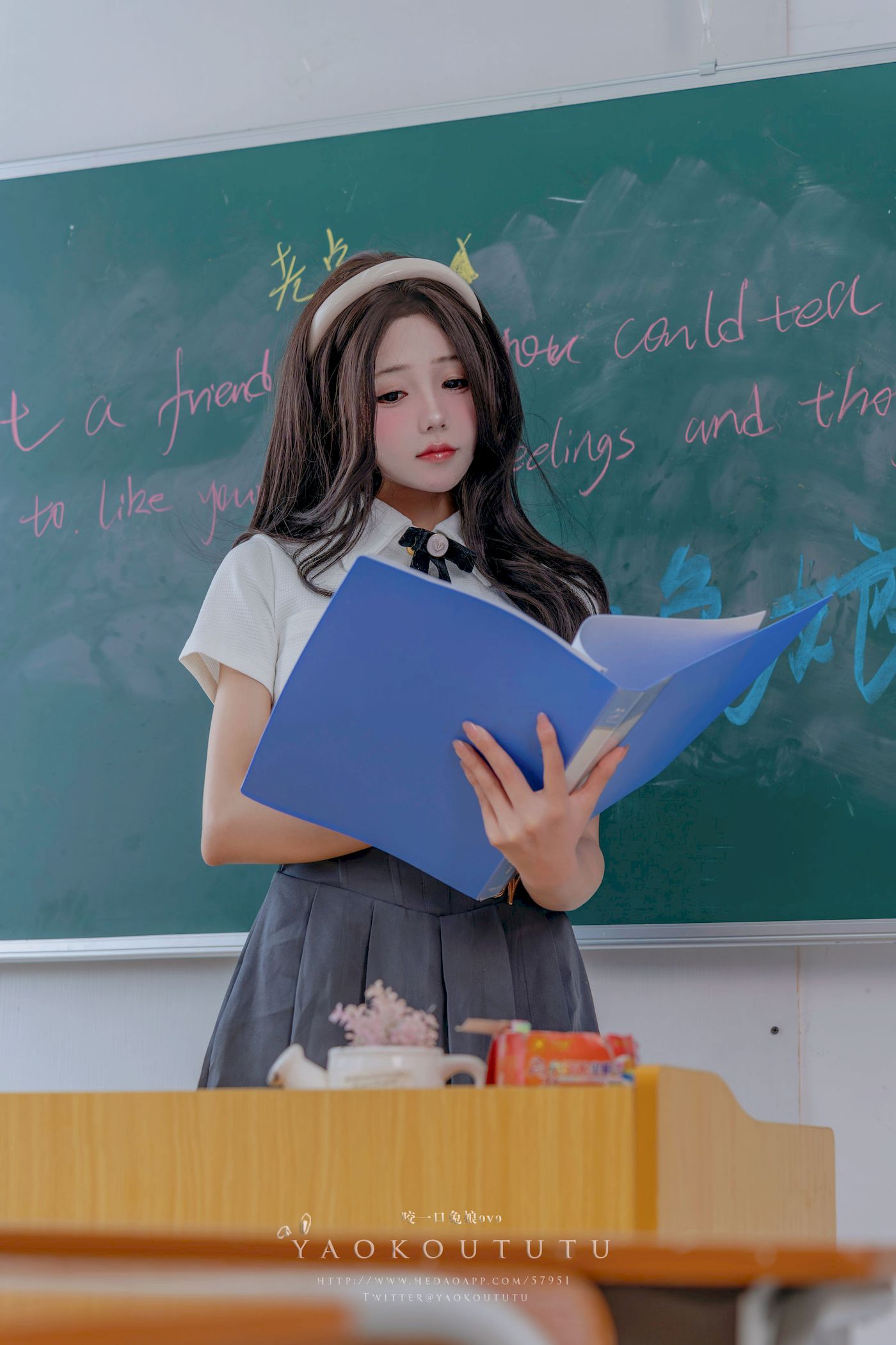 清纯少女咬一口兔娘实习老师的欢迎仪式主题写真-御萝岛屿