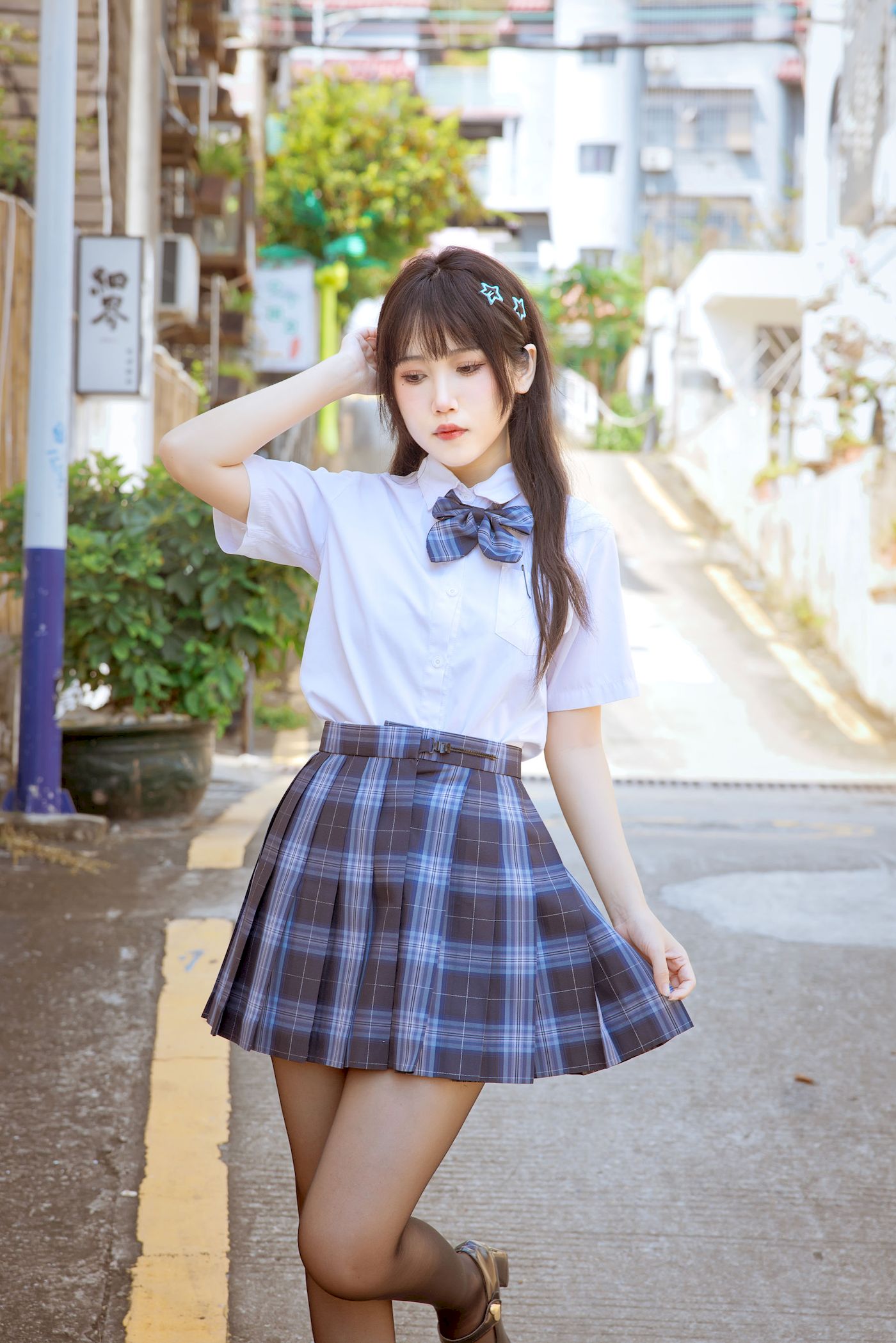 不呆猫身穿学生装JK制服搭配黑丝美腿妩媚写真-御萝岛屿