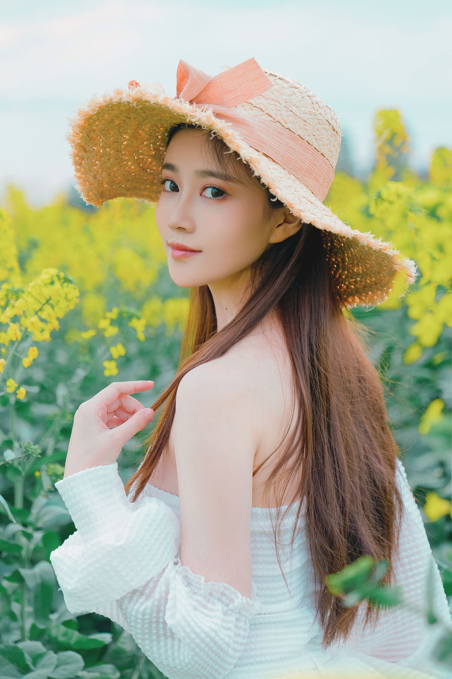 油菜花田女孩Nnian露肩白裙+戴着草帽户外写真-御萝岛屿
