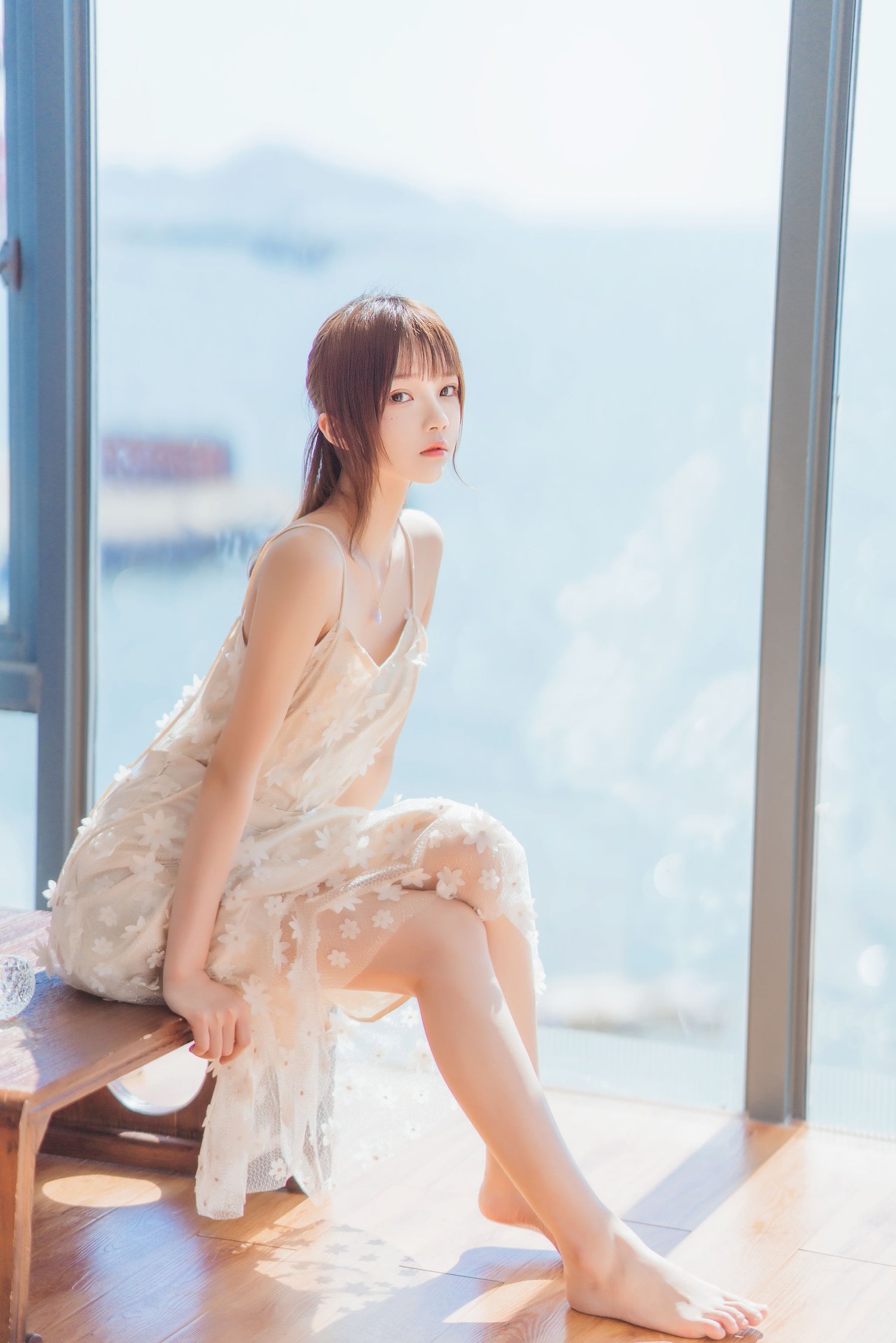 网络红人桜桃喵白色吊带长裙阳光系列户外写真-御萝岛屿