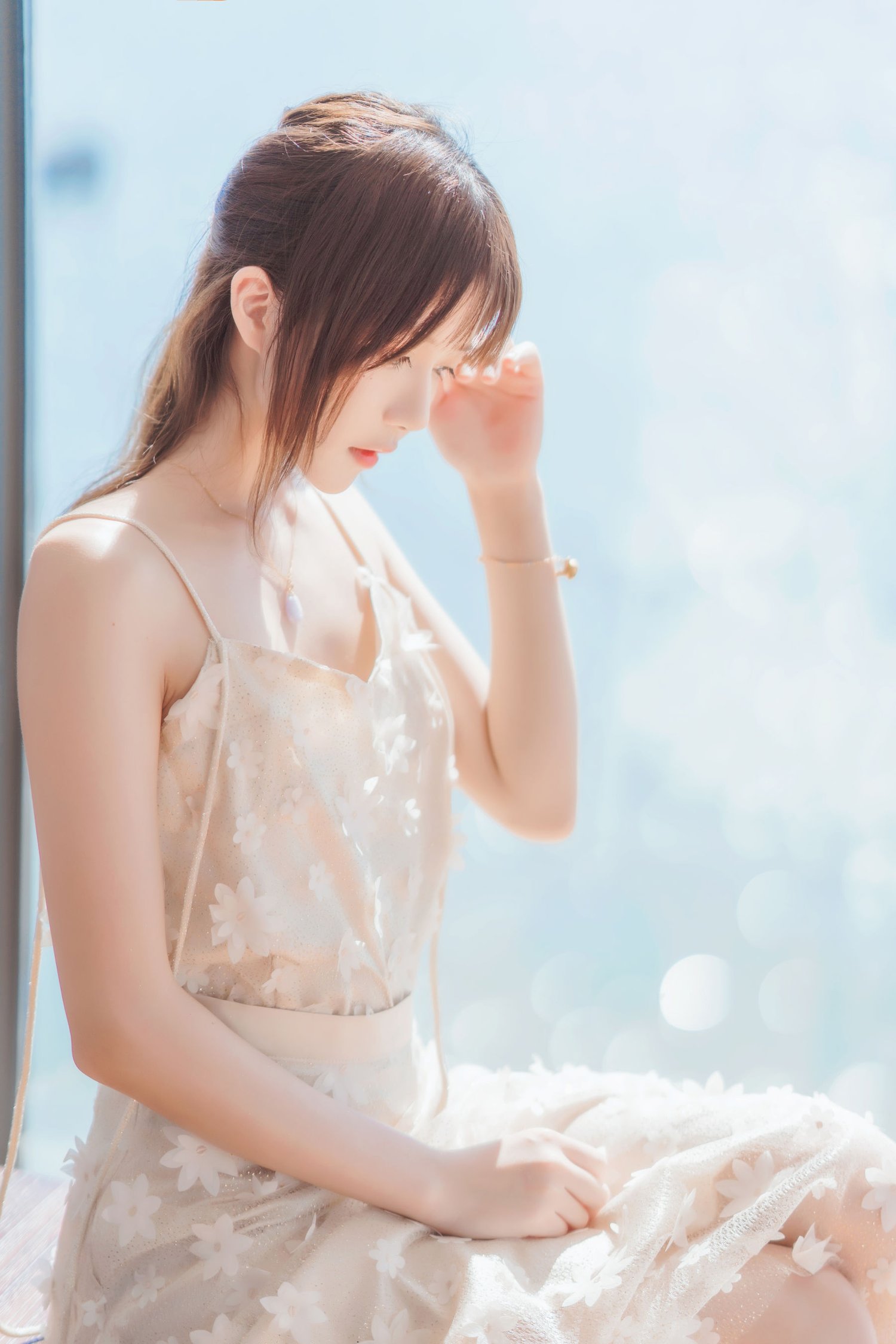 桜桃喵白色吊带长裙阳光系列户外写真