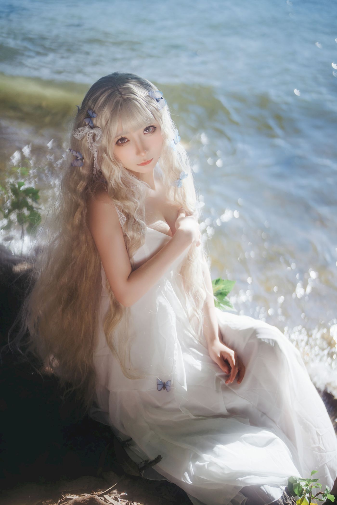 湖边白裙美女是三不是世w恬静温柔勾魂模样写真-御萝岛屿