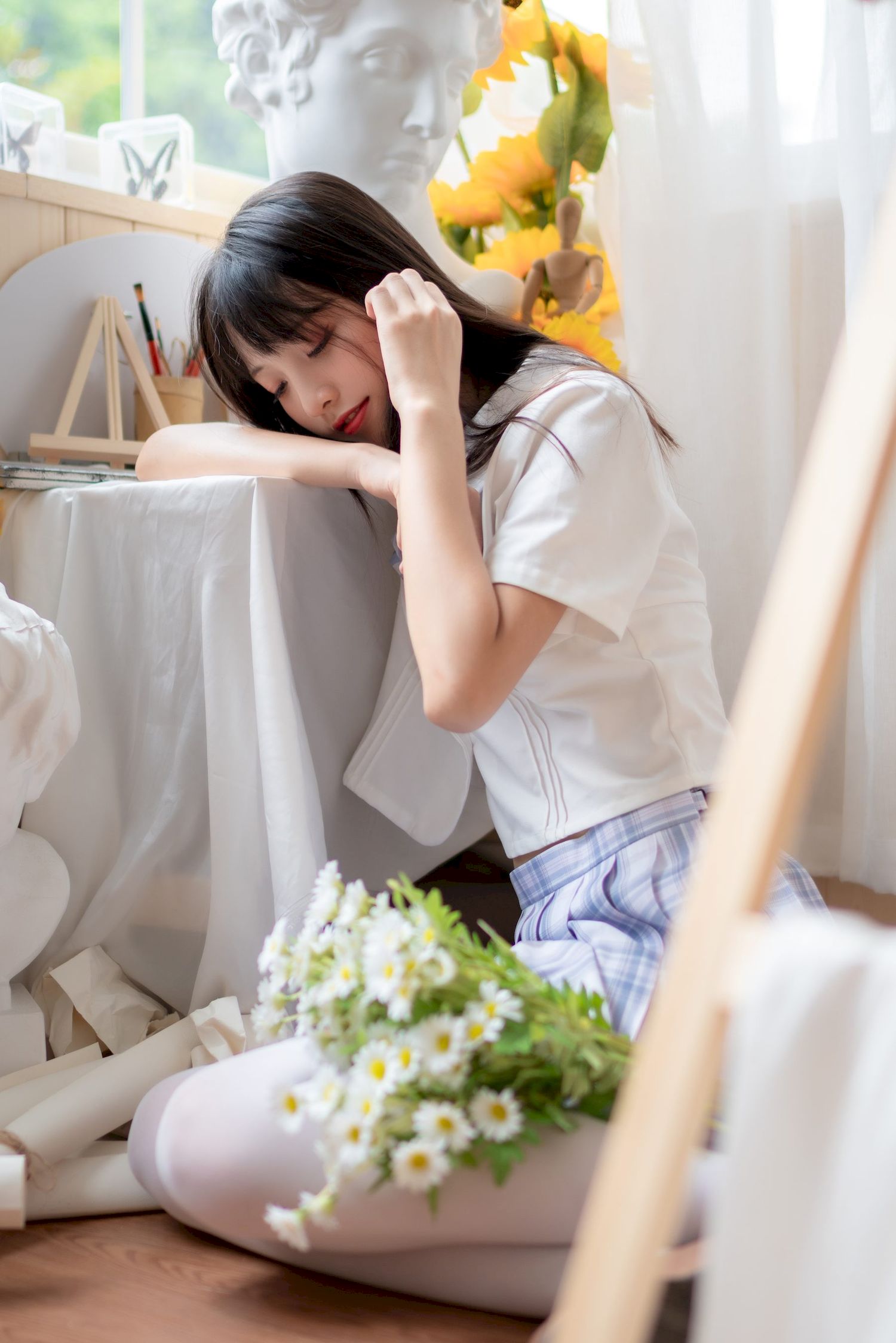 清纯妹子西呱呀呀呀学生制服搭配白色丝袜写真-御萝岛屿