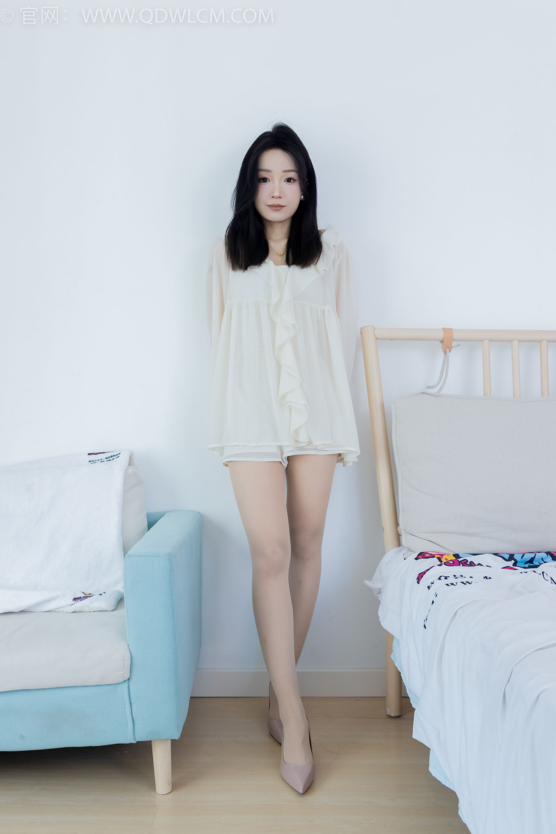 物恋传媒正妹嘟嘟白色蕾丝短裙肉丝美腿居家写真-御萝岛屿