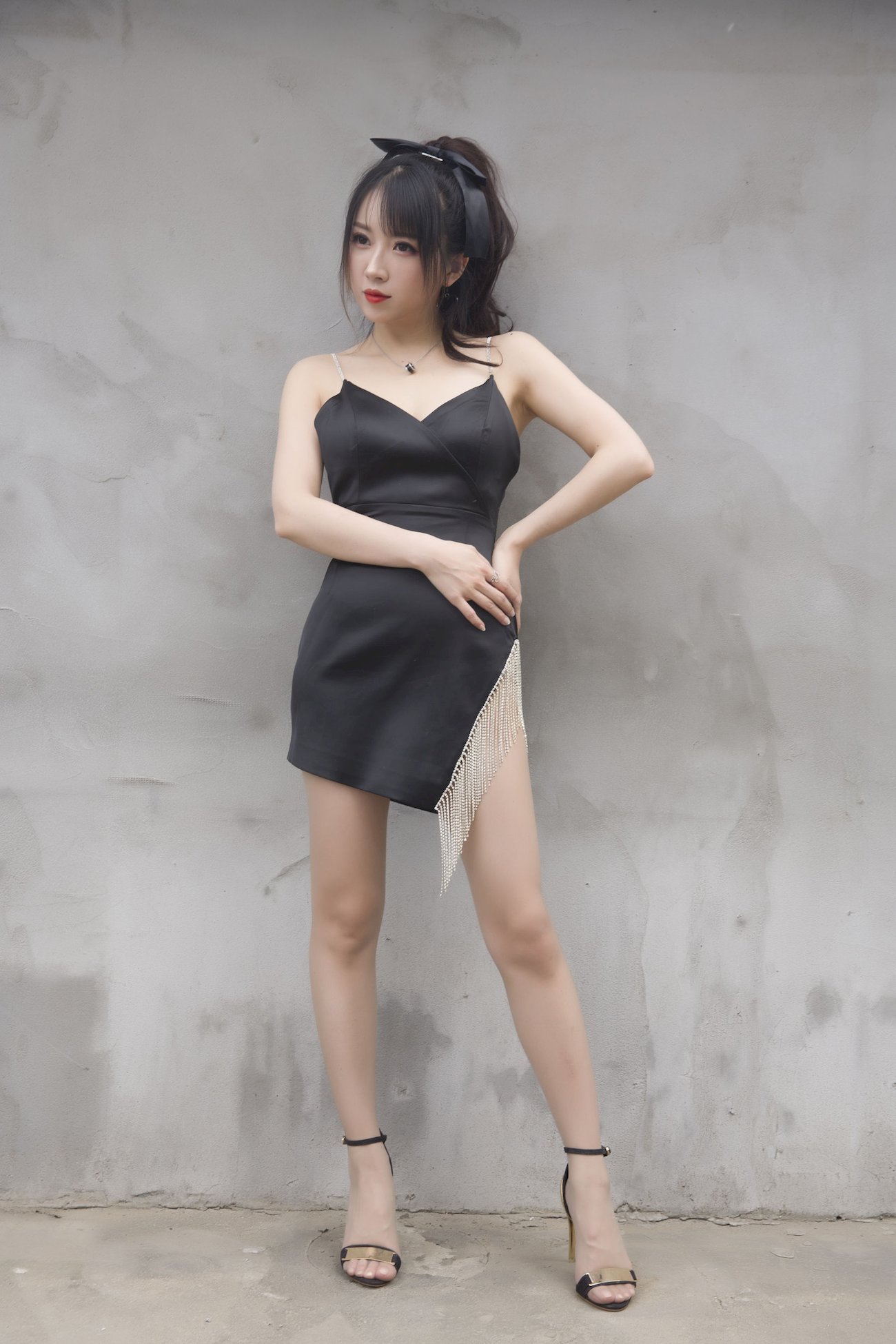 斗鱼主播小女巫露娜黑色流苏搭配黑丝美腿COS福利-御萝岛屿