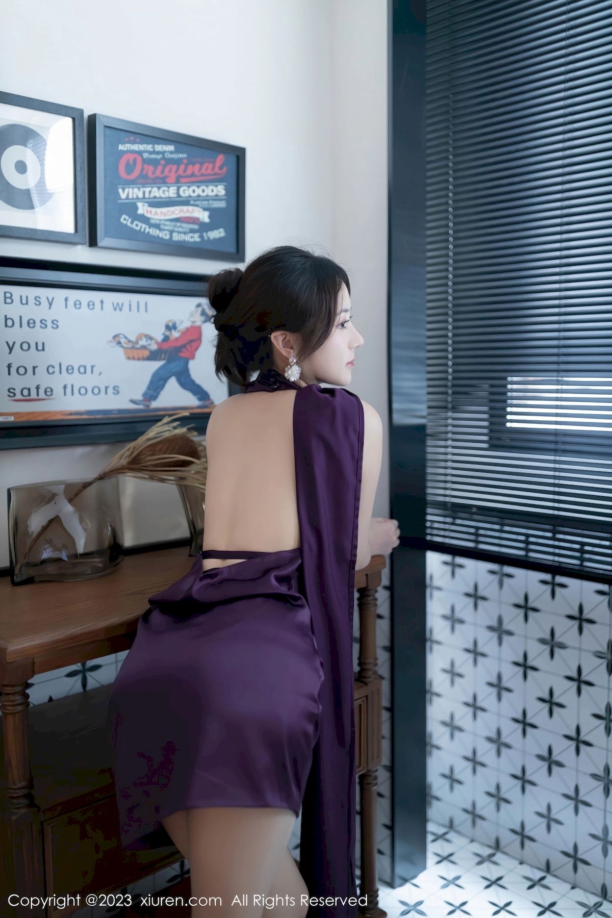 鱼子酱Fish - 紫色短裙+原色丝袜诱人写真