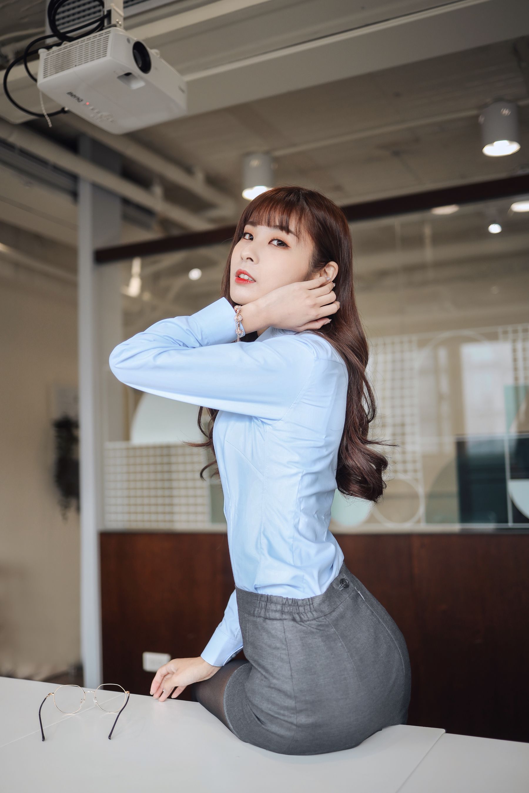 阳光美女泥泥汝黑丝美腿搭配职场OL白领主题写真-御萝岛屿