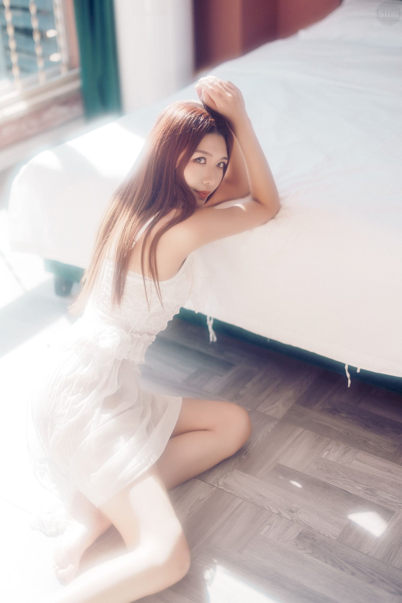 嫩模源纱希喵喵喵修长美腿搭配薄纱白裙私房写真-御萝岛屿