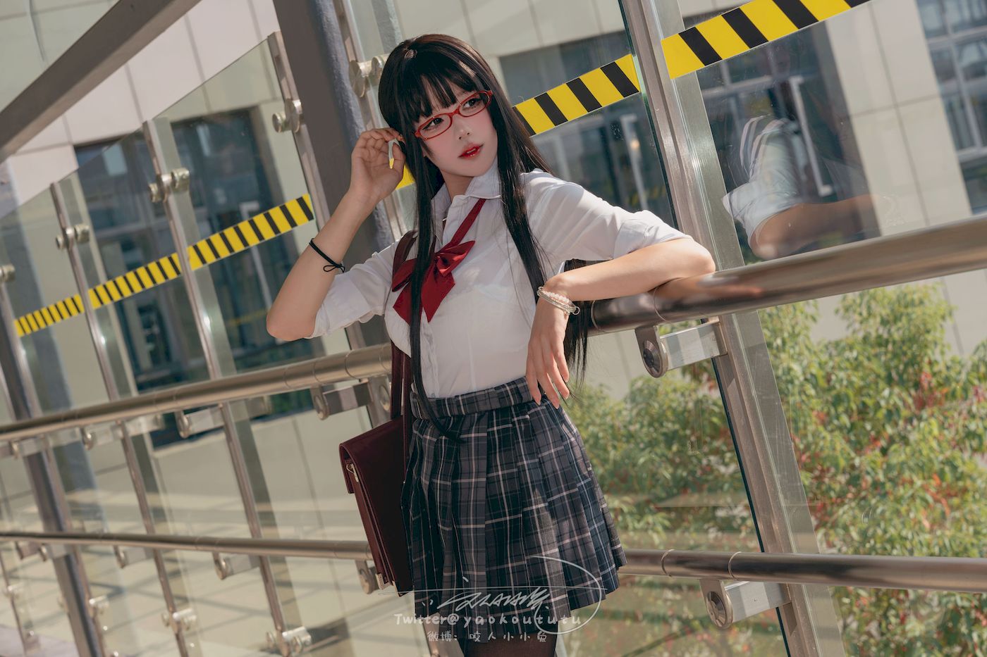 邻家小妹咬一口兔娘黑丝格子裙JK制服电车场景美图-御萝岛屿