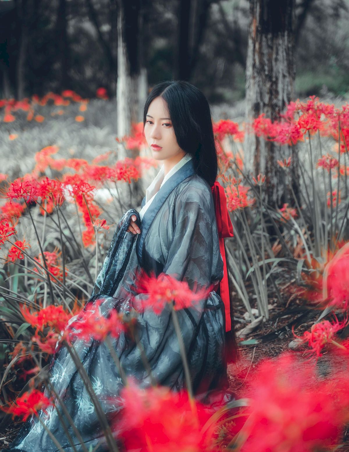 古典美女野外彼岸花丛中身着汉服 让人沉醉其中-御萝岛屿