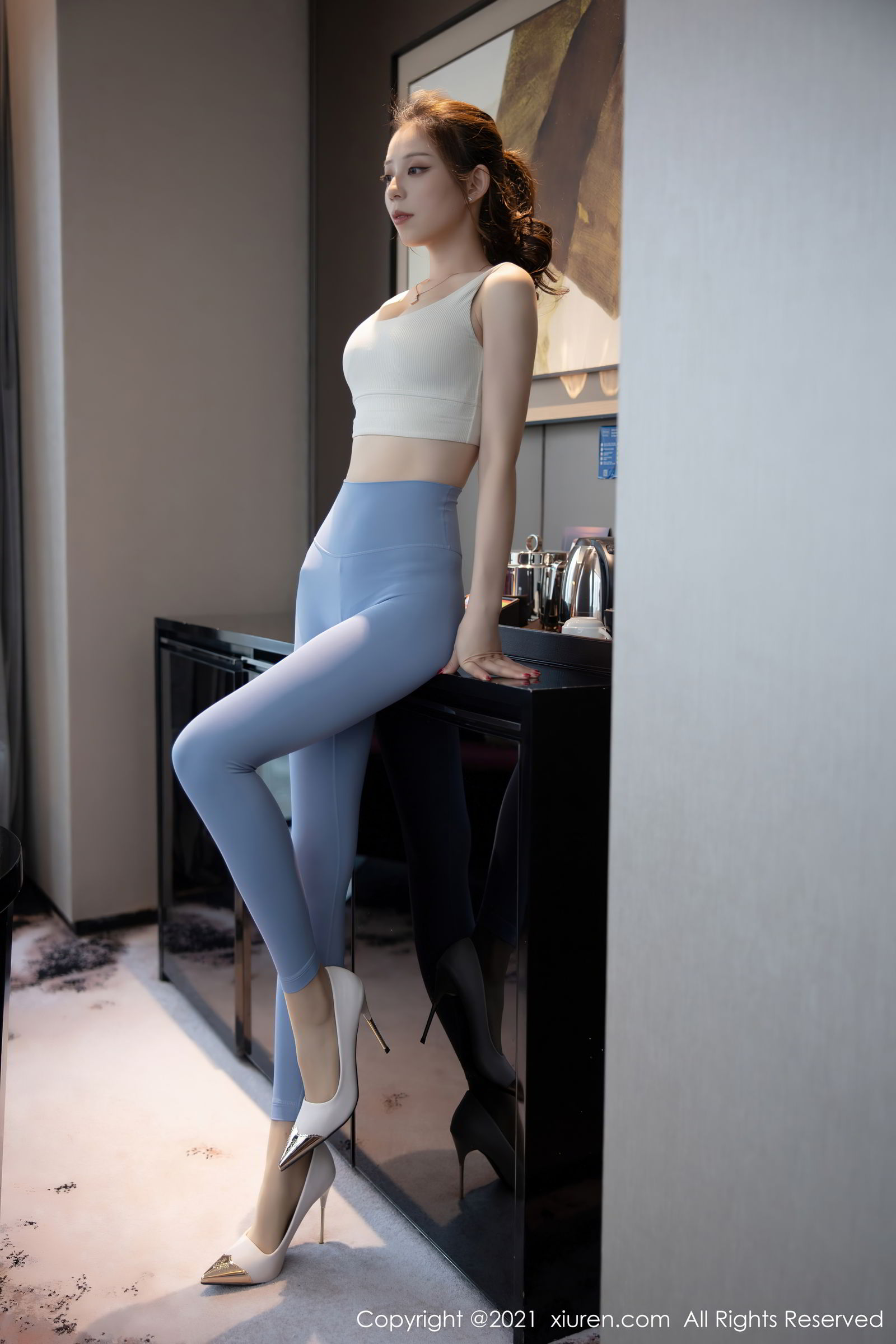 秀人网美女模特言沫超紧身运动服健美身材小蛮腰主题写真-御萝岛屿