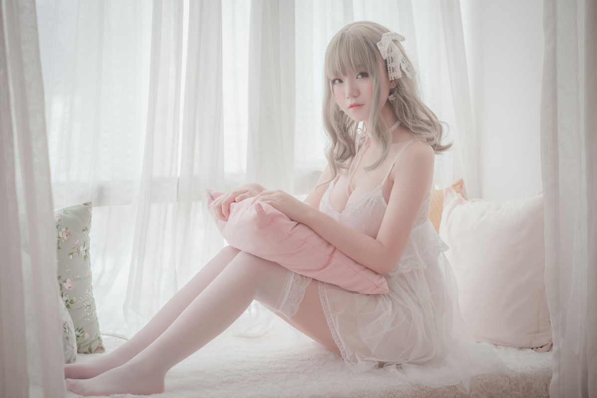 图片[2]-性感人气COSER Yoko宅夏Cos – 白色丝质连衣裙 – COSPLAY-御萝岛屿