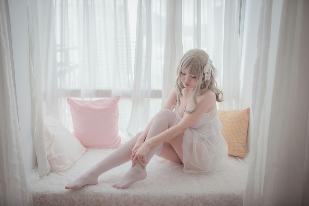 图片[5]-性感人气COSER Yoko宅夏Cos – 白色丝质连衣裙 – COSPLAY-御萝岛屿