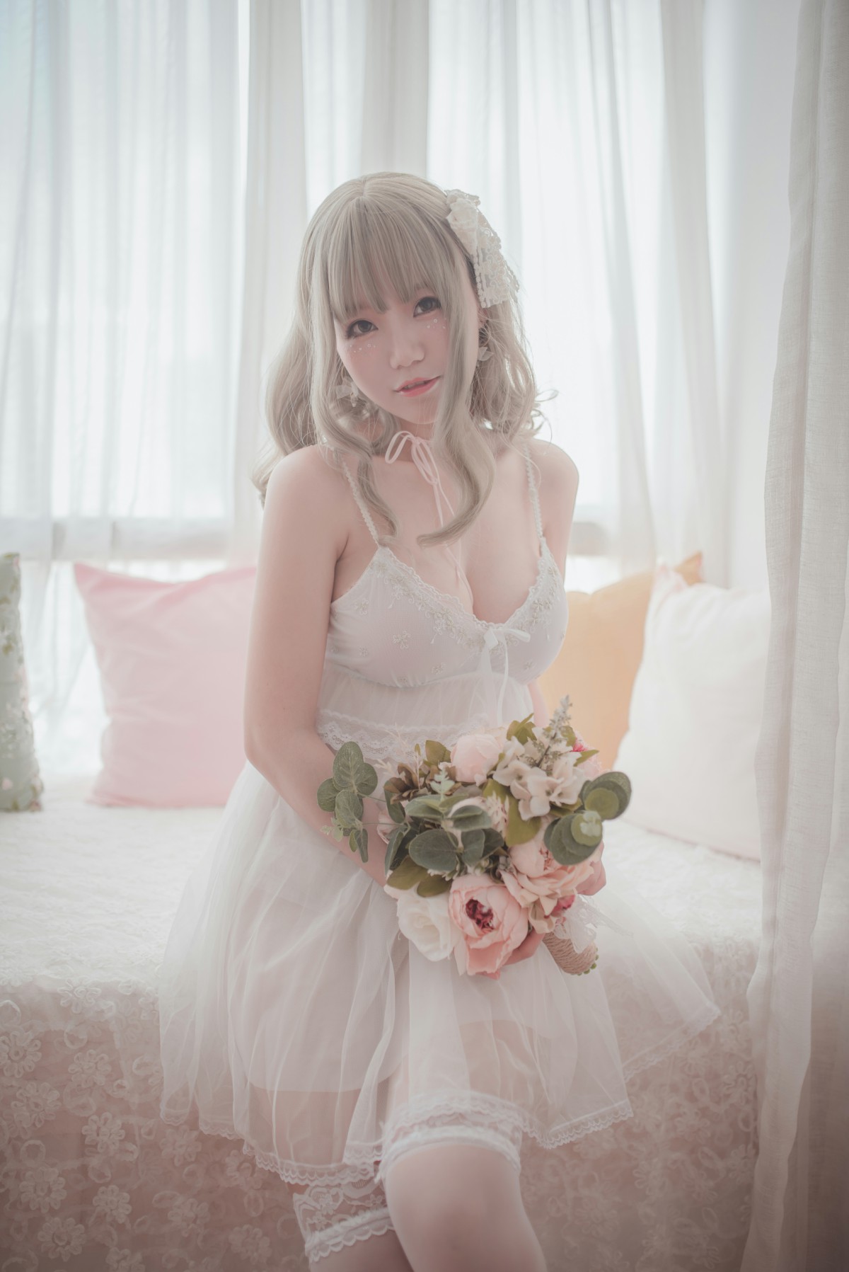 图片[6]-性感人气COSER Yoko宅夏Cos – 白色丝质连衣裙 – COSPLAY-御萝岛屿