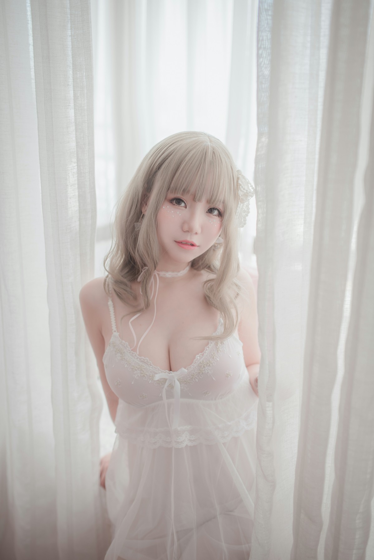 图片[11]-性感人气COSER Yoko宅夏Cos – 白色丝质连衣裙 – COSPLAY-御萝岛屿