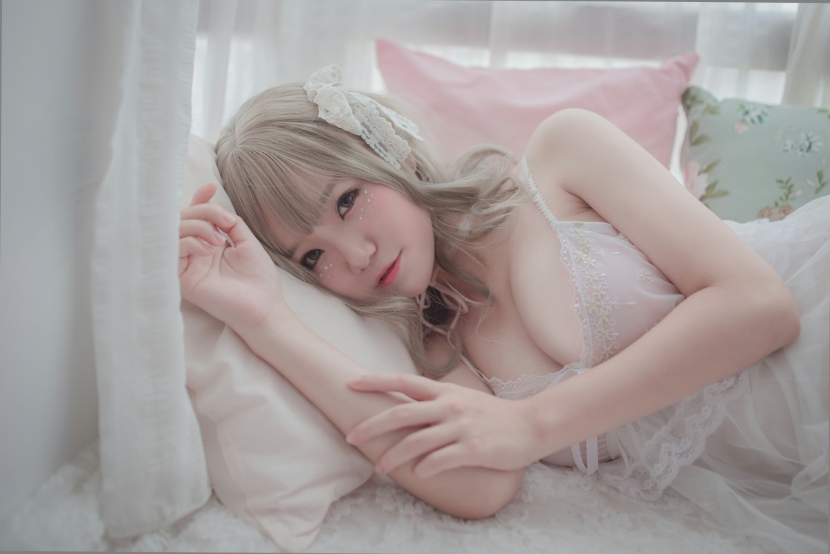 图片[17]-性感人气COSER Yoko宅夏Cos – 白色丝质连衣裙 – COSPLAY-御萝岛屿