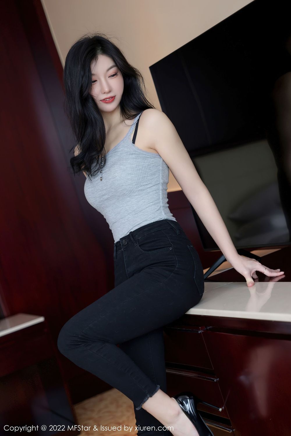 模范学院美女模特人间荒糖浅灰色上衣搭配黑色牛仔裤写真-御萝岛屿