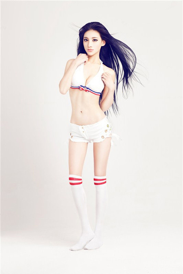 足球宝贝郑邱芊风情万种-御萝岛屿