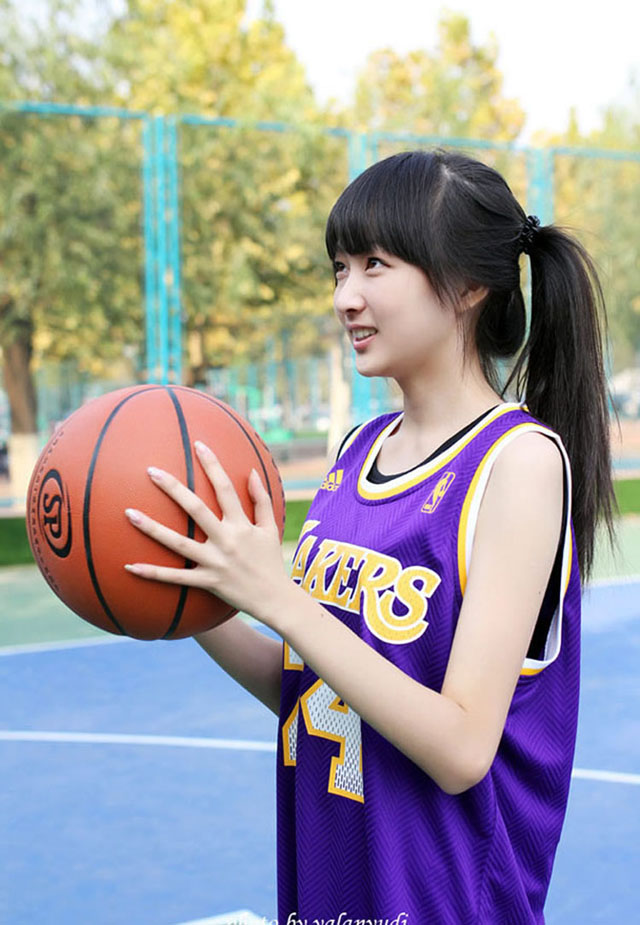 阳光少女身着科比战衣-御萝岛屿