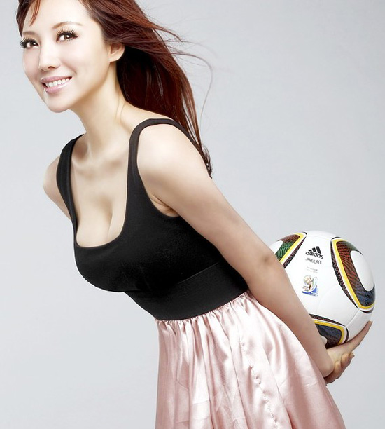 足球宝贝半裸出镜秀身材-御萝岛屿