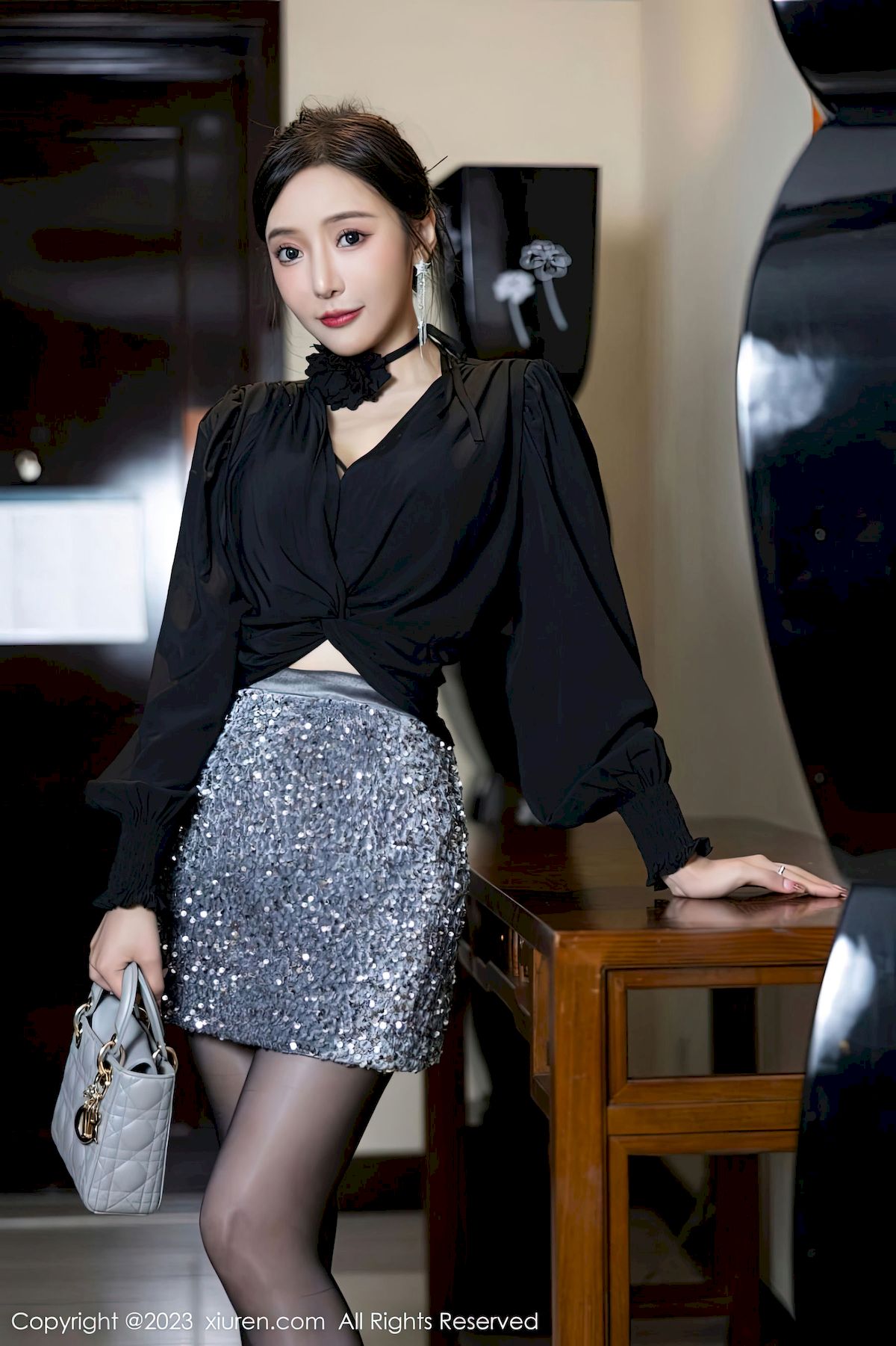 图片[7]-[秀人XiuRen] No.6215 女神王馨瑶yanni – 黑丝上衣+银灰短裙写真-御萝岛屿