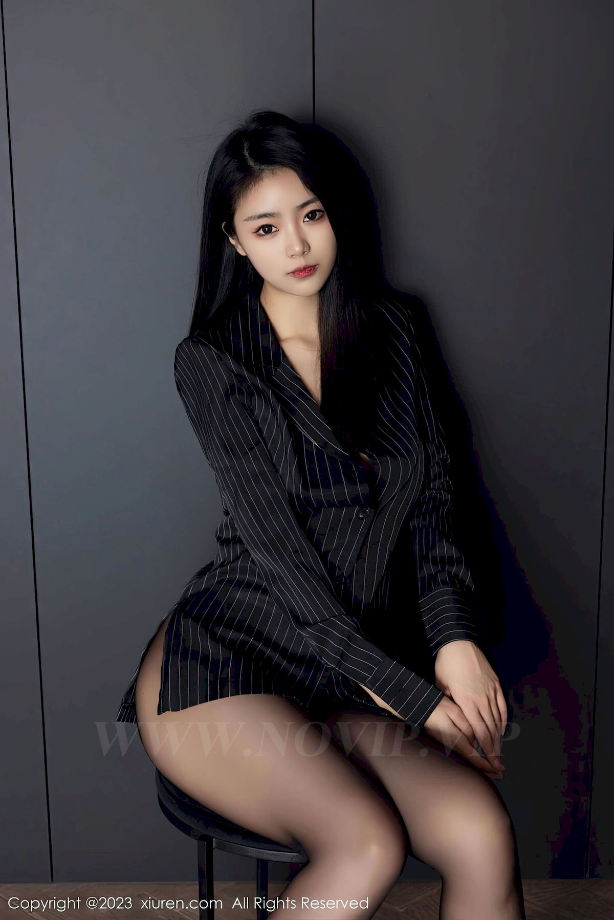 图片[6]-[秀人XiuRen] No.6677 模特可乐Vicky – 条纹上衣+魅惑黑丝性感写真-御萝岛屿